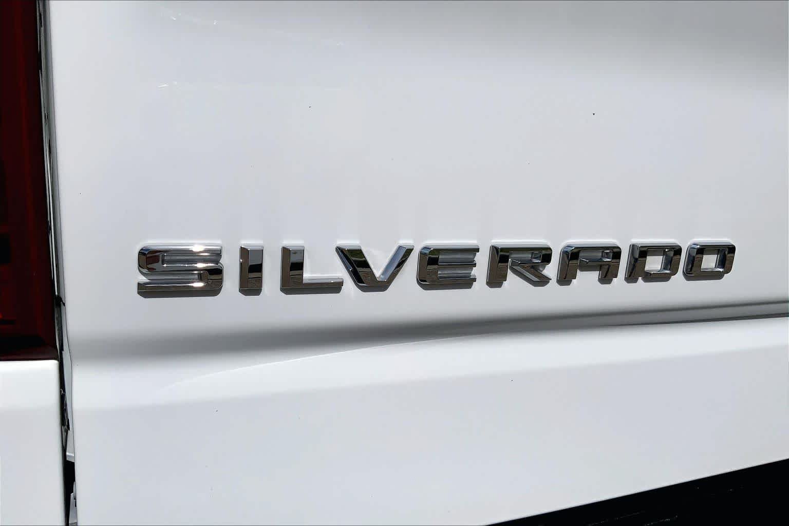 Used 2025 Summit White Chevrolet RST image 31