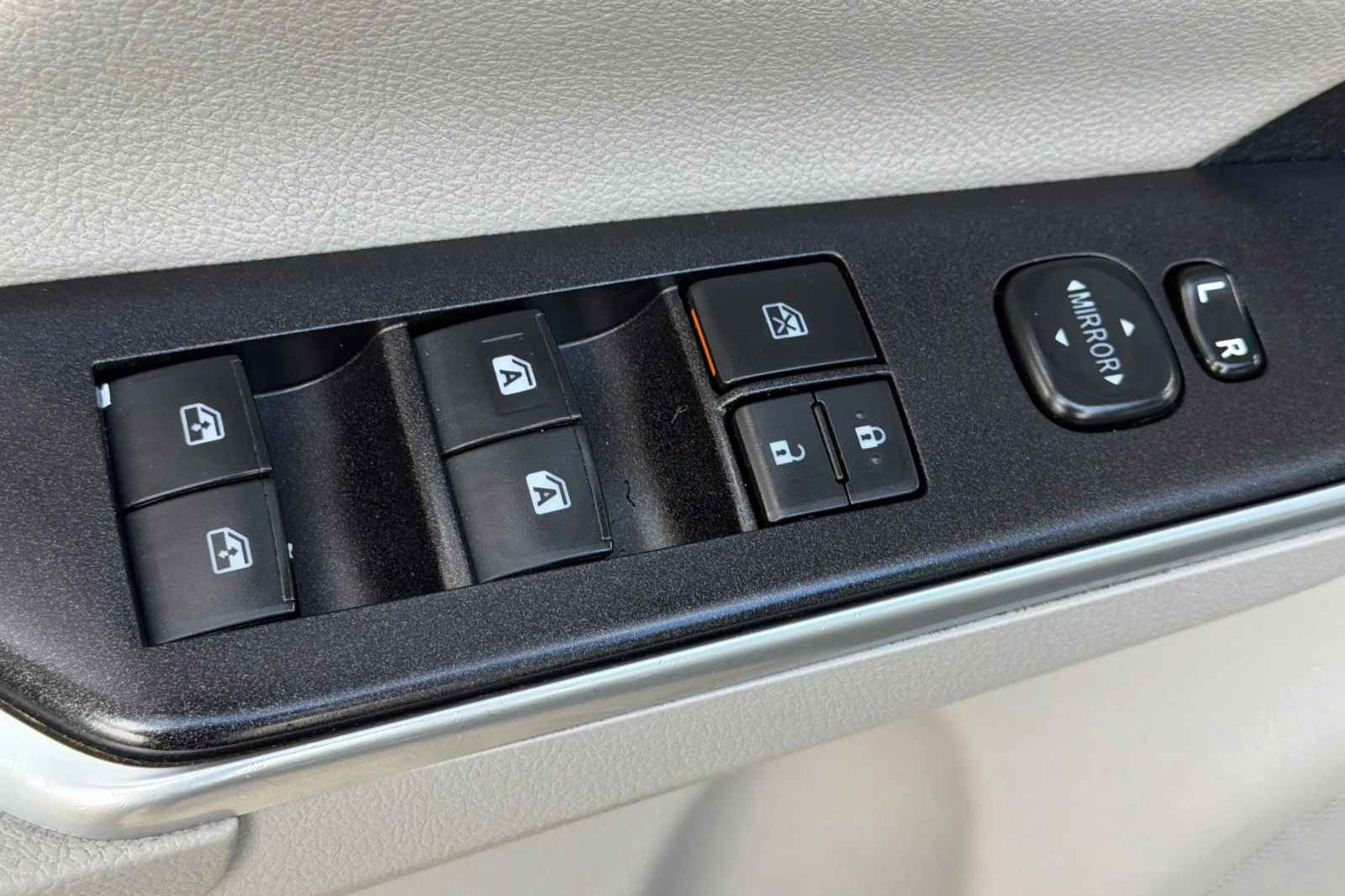 Used 2016 Gray Toyota SE image 14