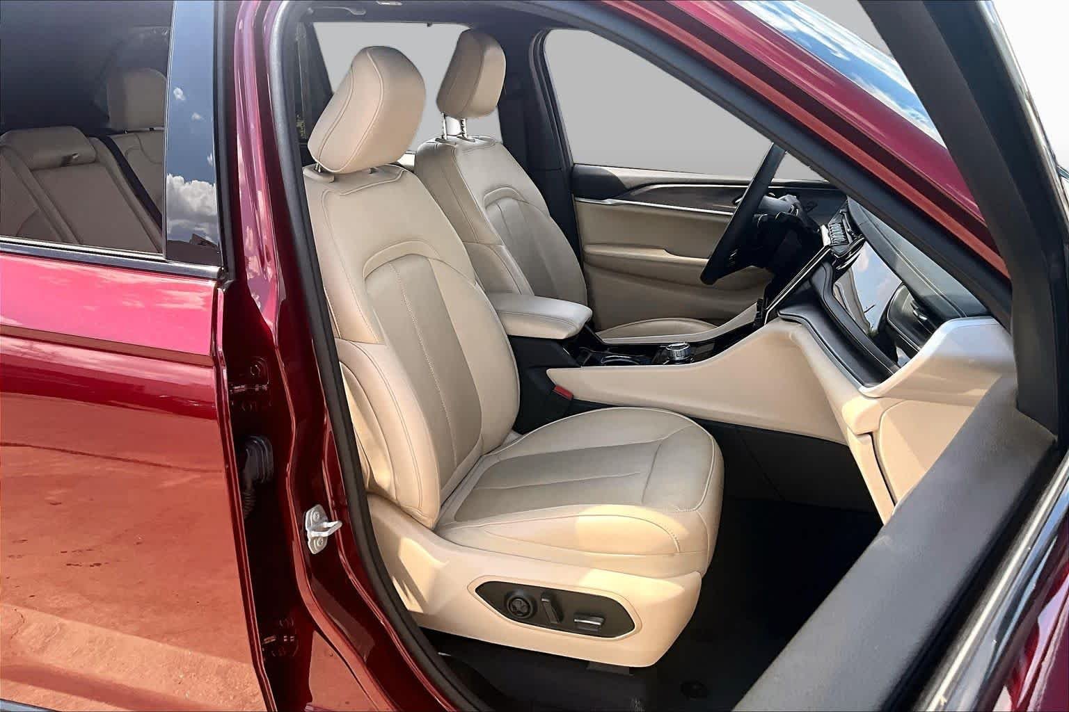 Used 2022 Velvet Red Pearlcoat Jeep  image 9