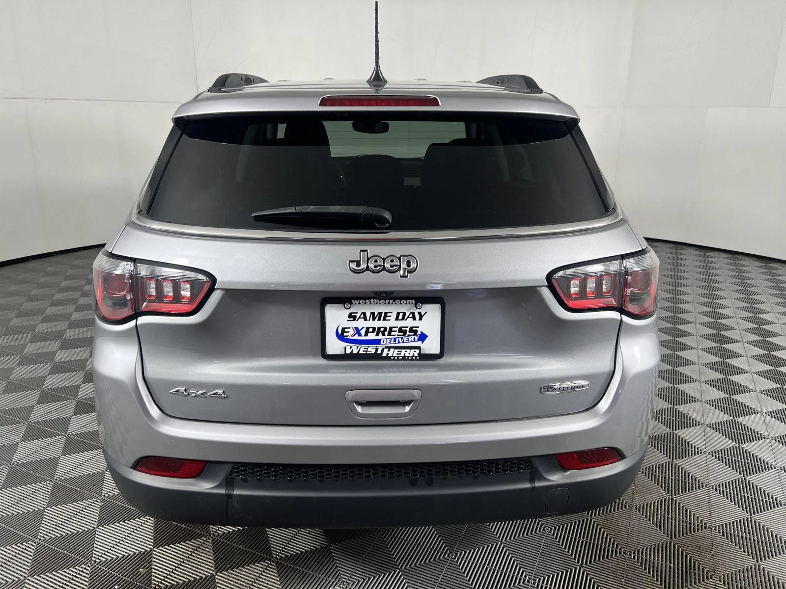Used 2022  Jeep Latitude image 22