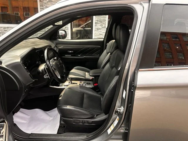 Used 2022  Mitsubishi  image 13