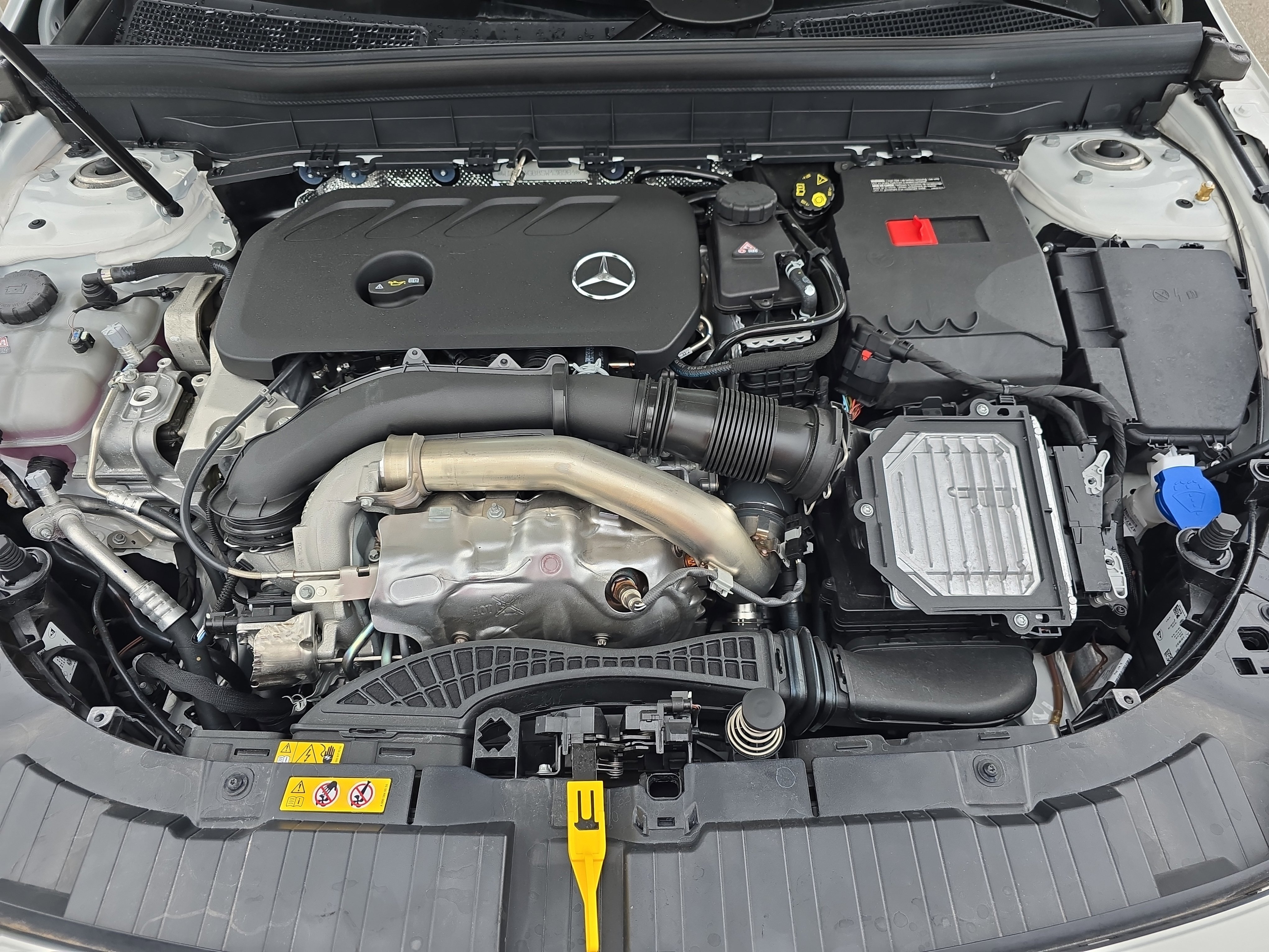 New 2025 Polar White Mercedes-Benz GLB250 image 30