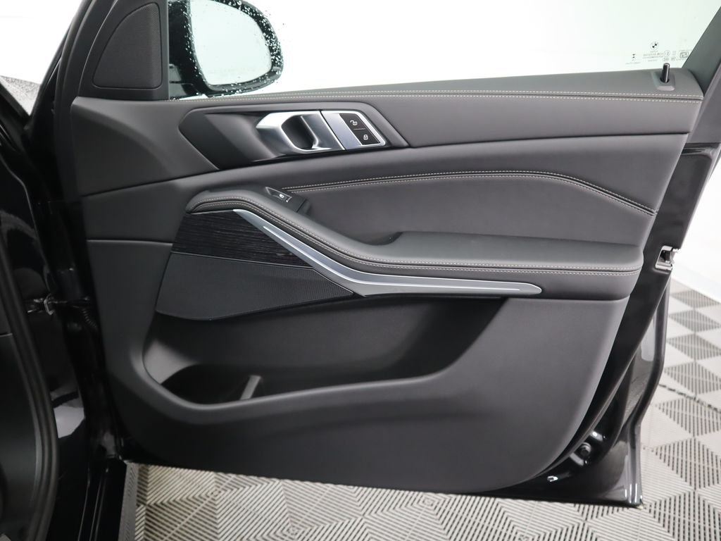 Used 2026 Black Sapphire Metallic BMW xDrive40i image 27