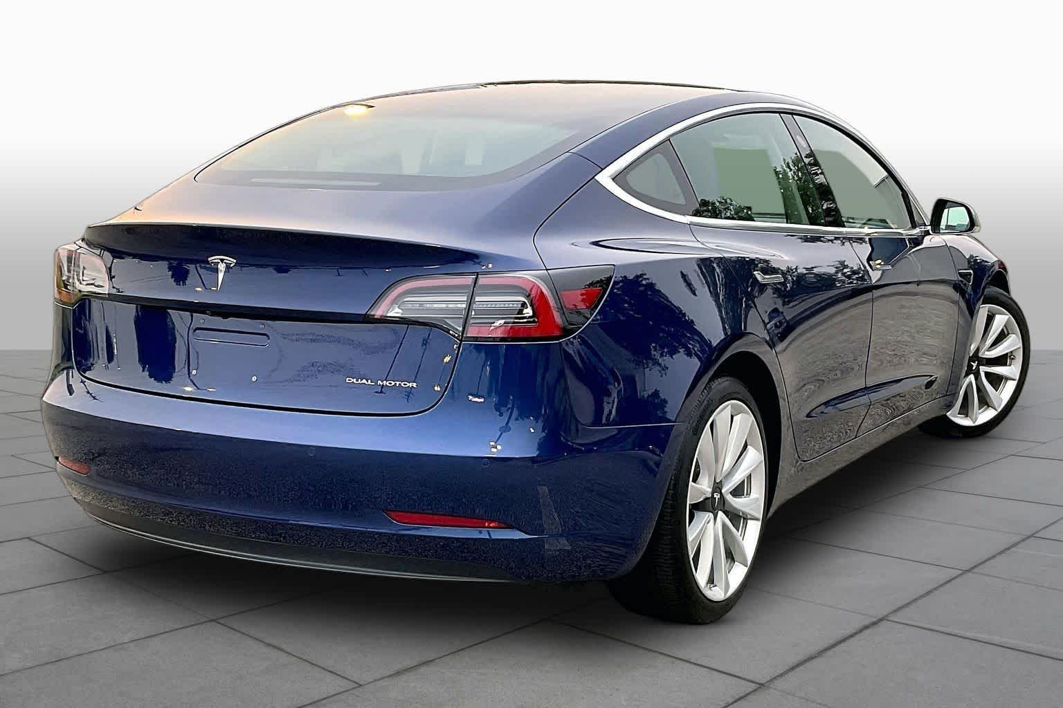 Used 2018 Deep Blue Metallic Tesla Long Range Battery image 10