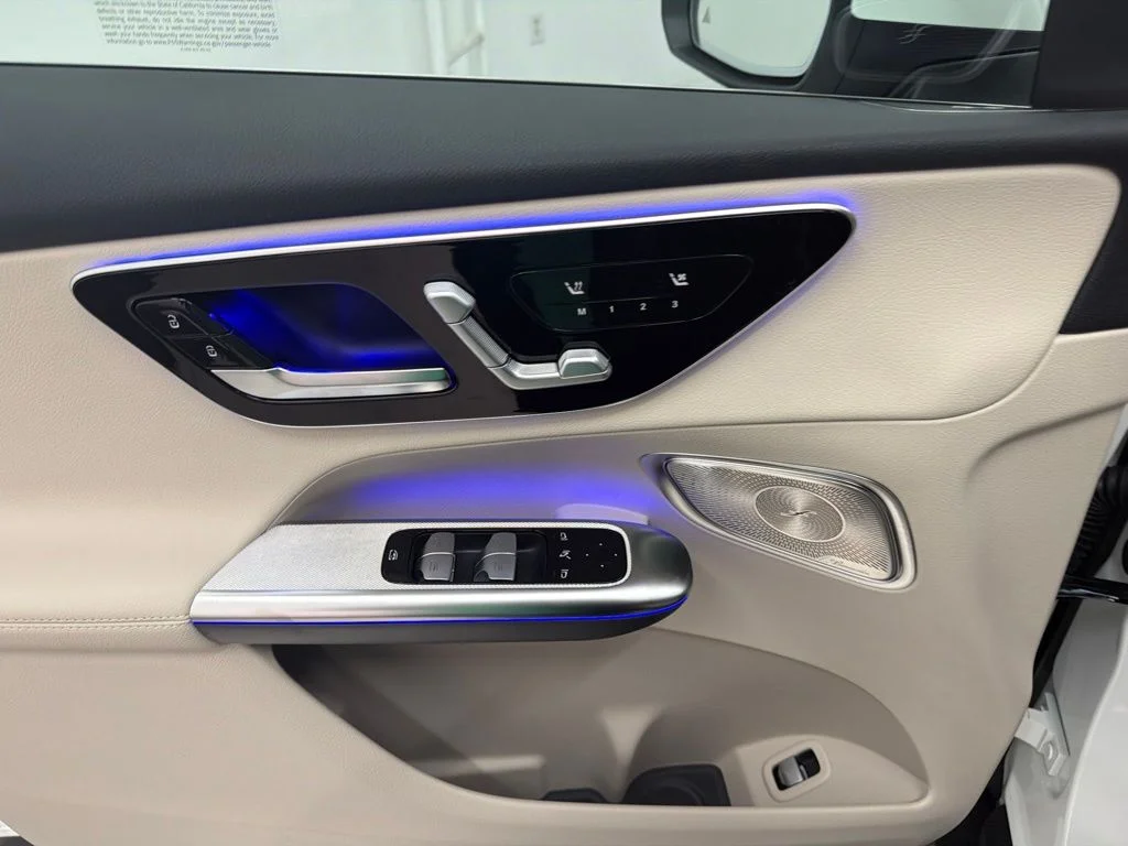 New 2027 White Mercedes-Benz GLC 300 image 16