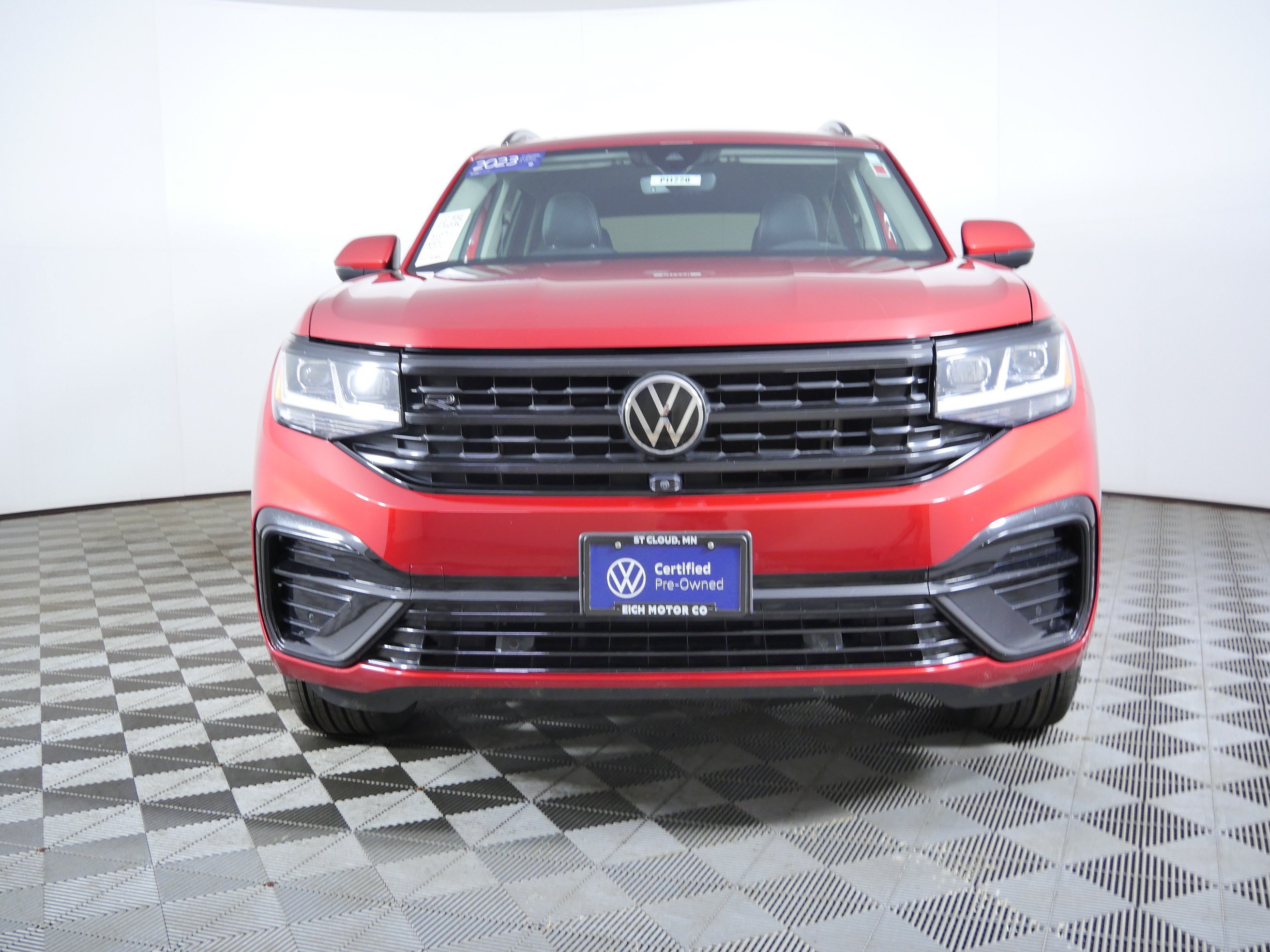 Used 2023 AUROA RED Volkswagen 3.6L V6 SEL Premium R-Line image 2