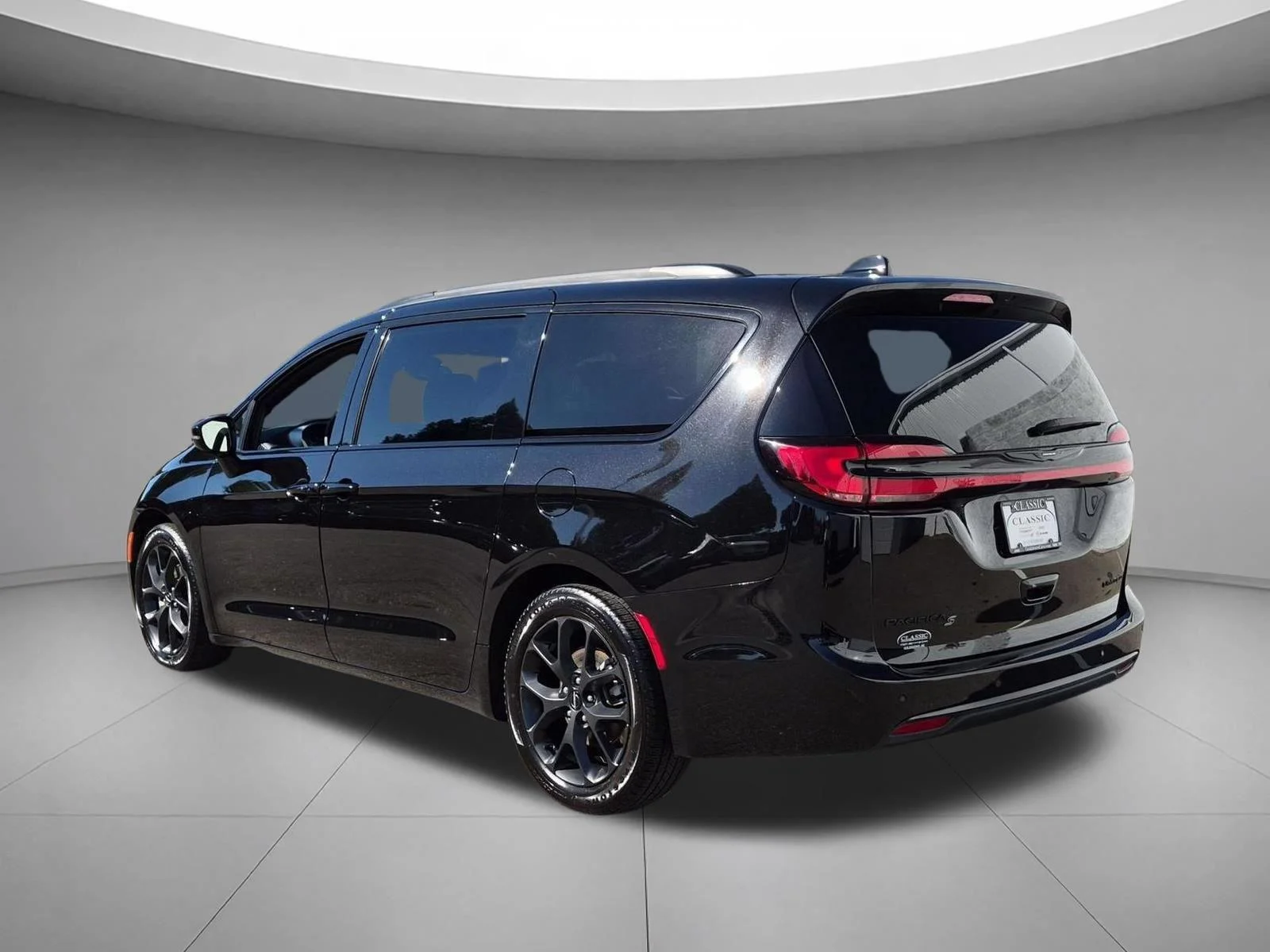 Used 2025 Diamond Black Crystal Pearlcoat Chrysler Limited image 3