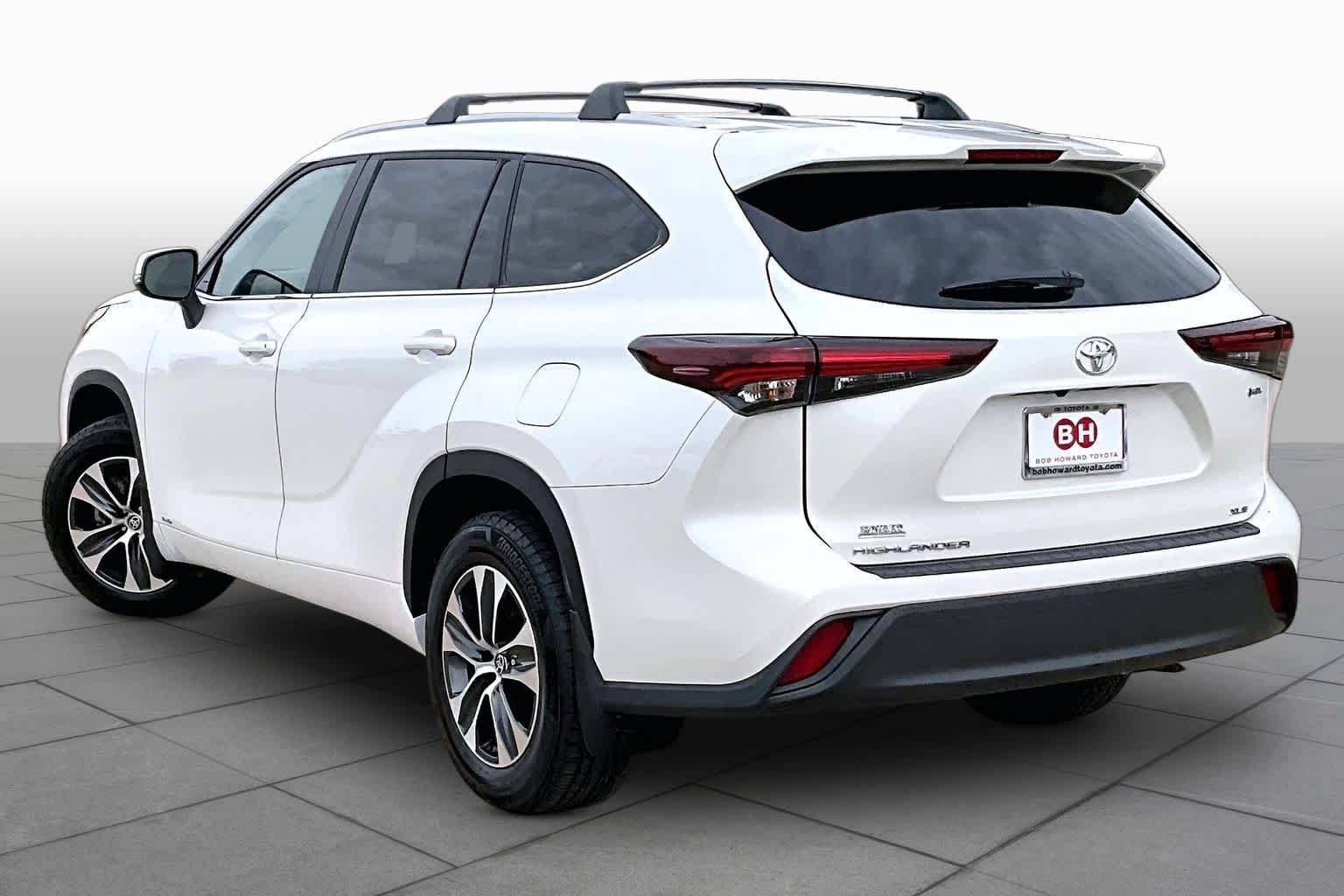 Used 2025 Wind Chill Pearl Toyota Hybrid XLE image 12