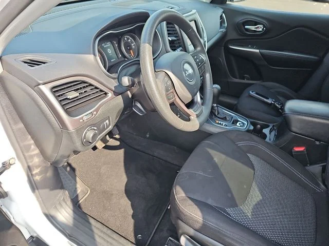 Used 2021 White Jeep Latitude image 11