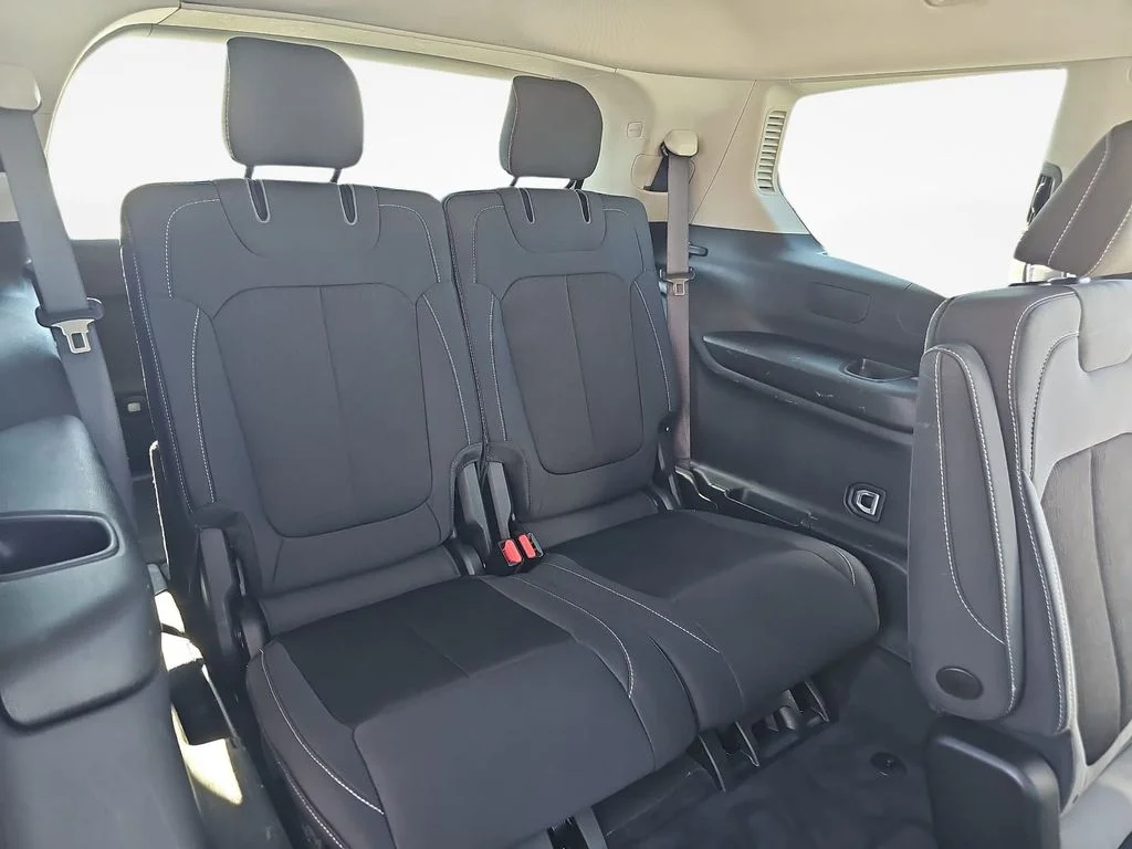 Used 2023 Silver Jeep Laredo image 12