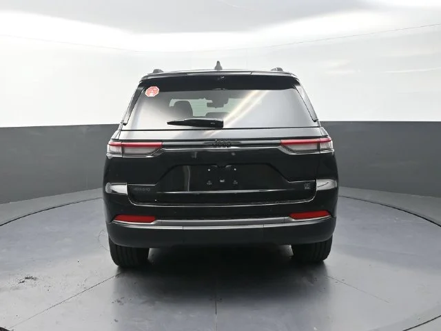 New 2026 Diamond Black Crystal Pearl-Coat Exterior Paint Jeep  image 7