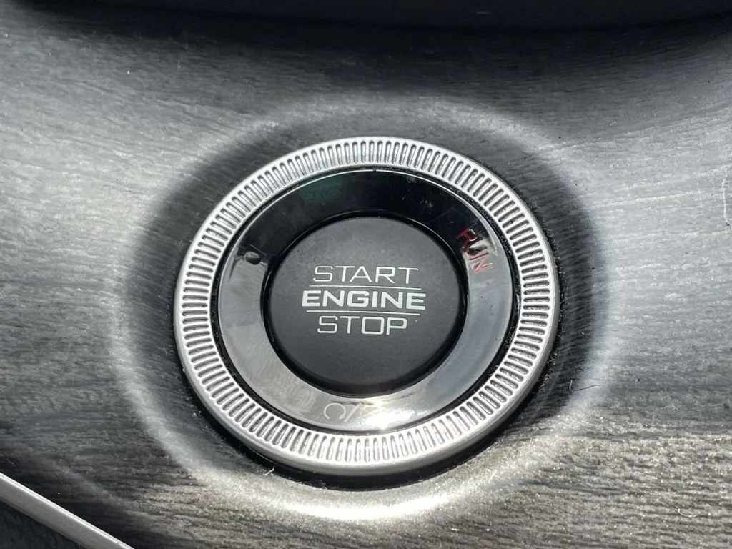 Used 2023 Silver Jeep Limited 4x4 image 39