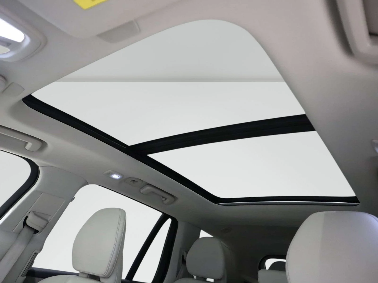 Used 2025 White Volvo Plus image 24