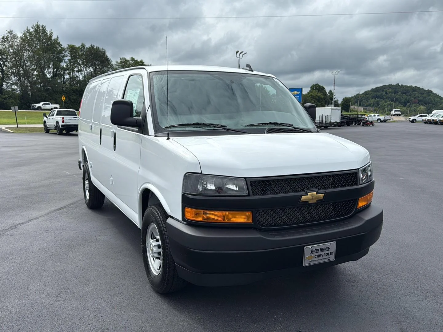New 2025 Summit White Chevrolet WT image 3