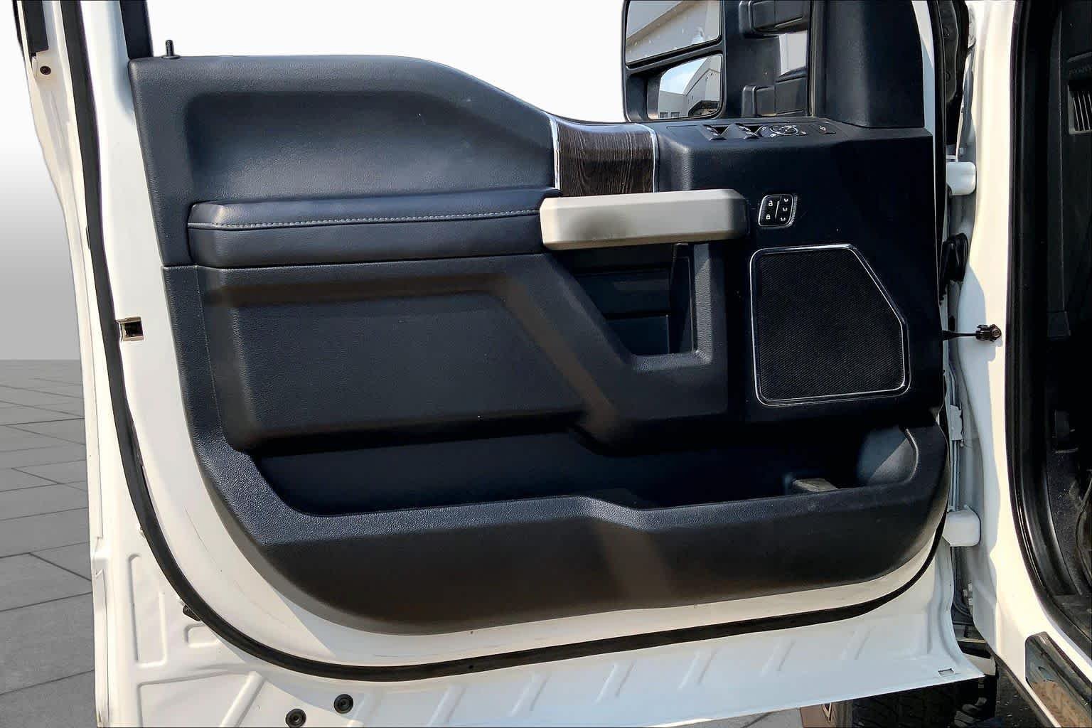Used 2020 Star White Metallic Tri-Coat Ford LARIAT image 21
