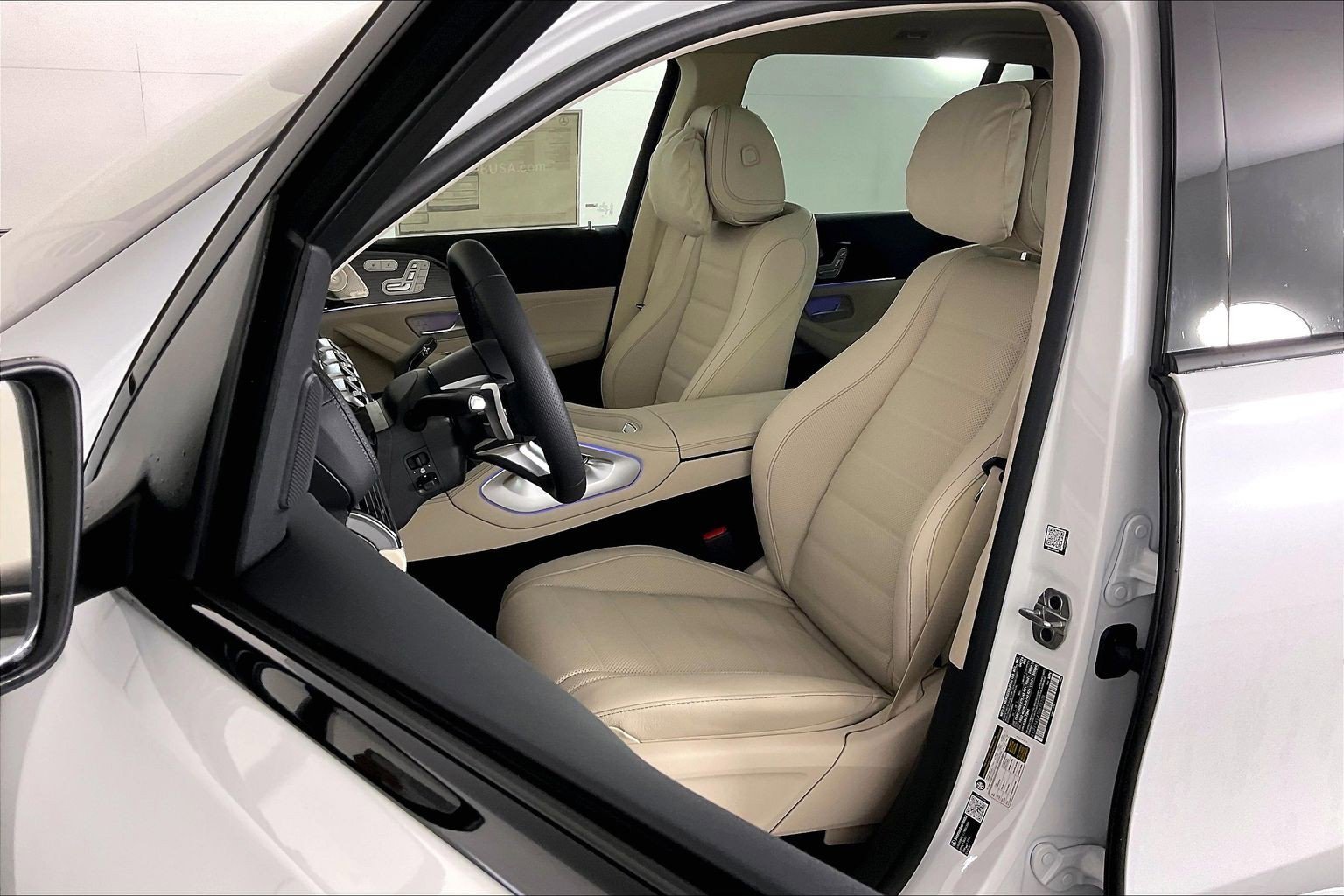 New 2026 MANUFAKTUR Moonlight White Metallic Mercedes-Benz GLS 450 image 23