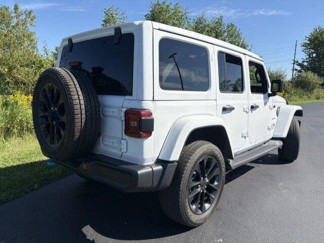 Used 2022 Bright White Clearcoat Jeep Unlimited Sahara image 12