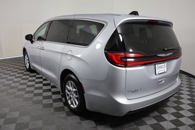 Used 2023 Silver Mist Clearcoat Chrysler Touring L image 6