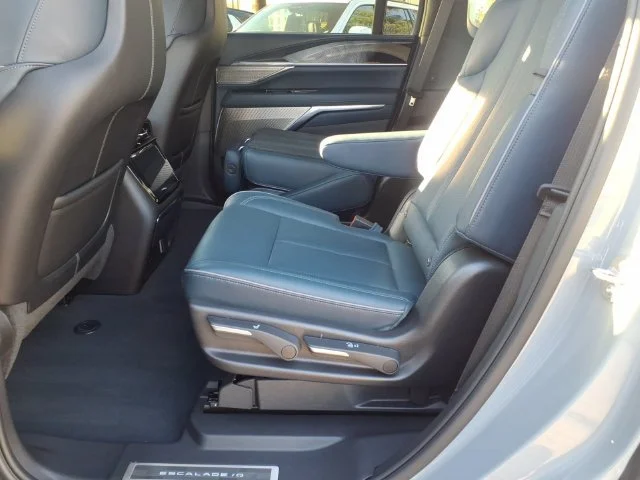Used 2026 Luna Metallic (No longer available to order) Cadillac Premium Luxury image 8