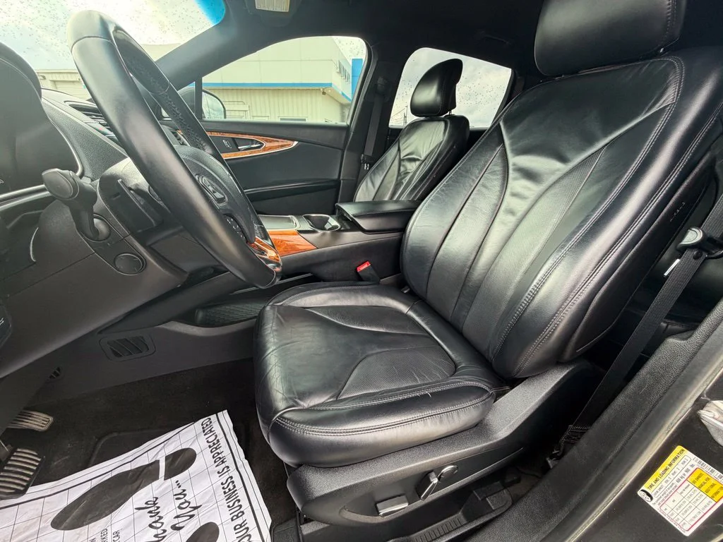 Used 2017 Gray Lincoln Select image 12