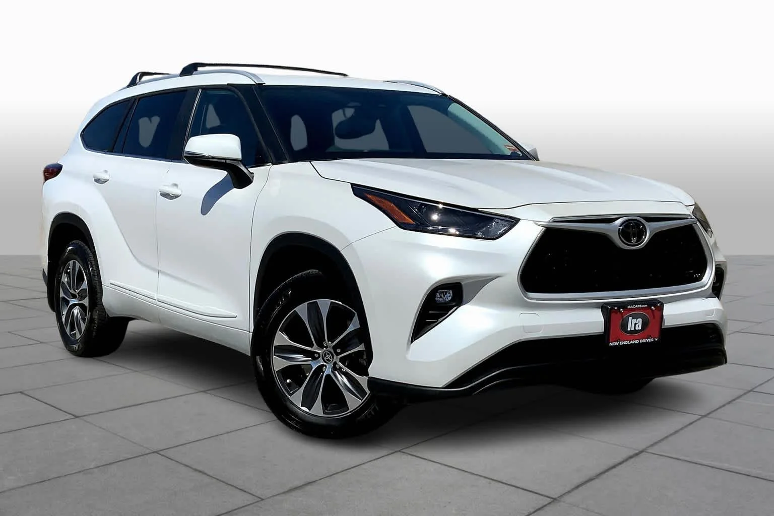 Used 2023 Wind Chill Pearl Toyota XLE image 3
