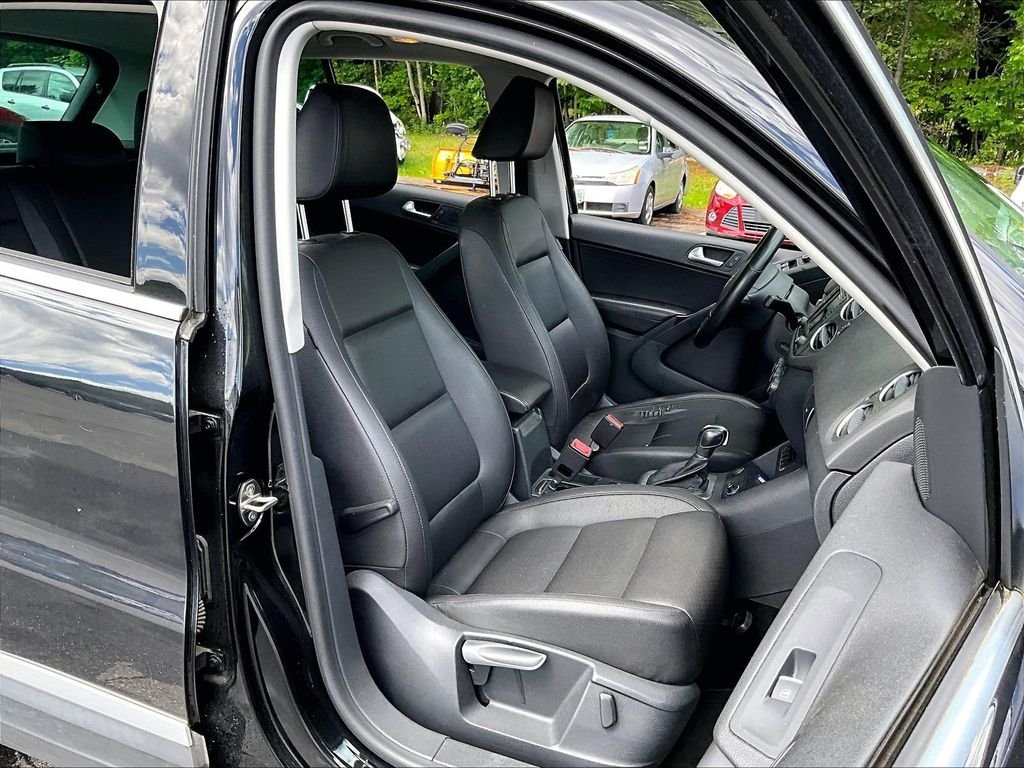 Used 2016 Black Volkswagen SE image 11