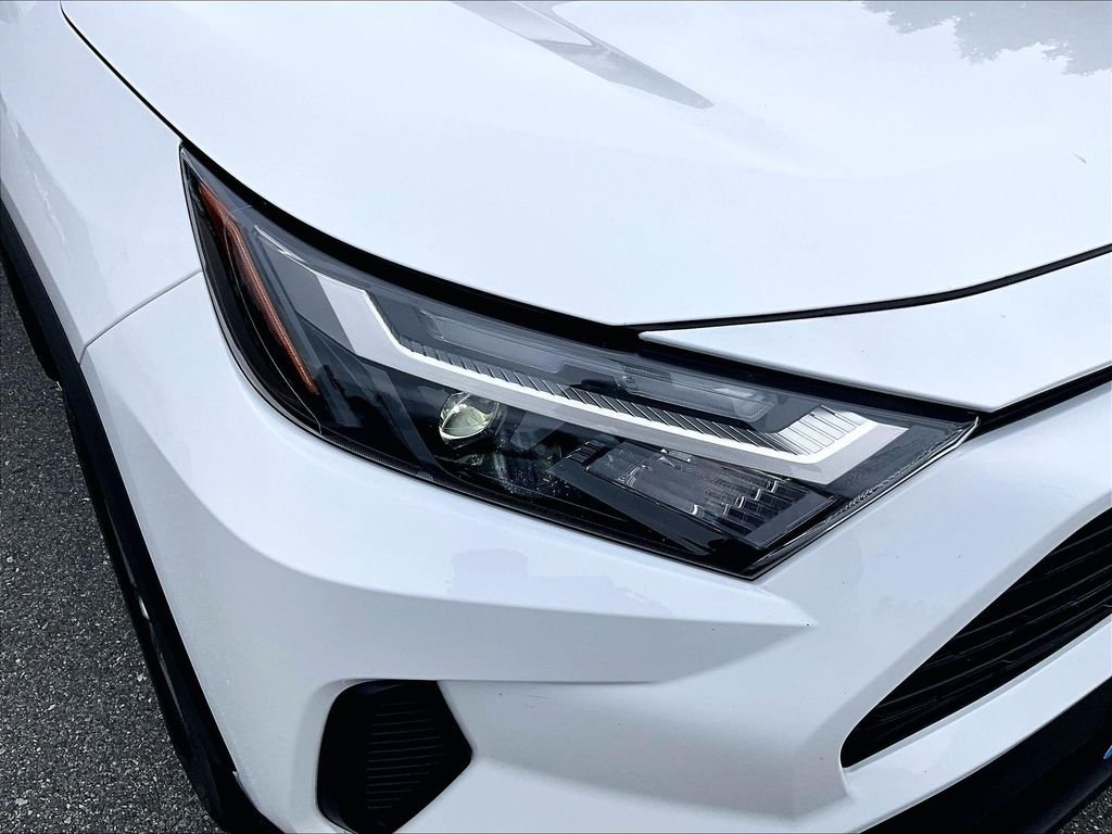 Used 2025 White Toyota XLE image 33