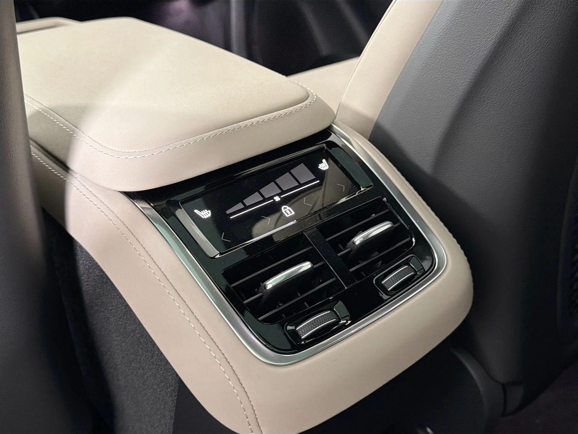 New 2026 Crystal White Volvo Plus image 25