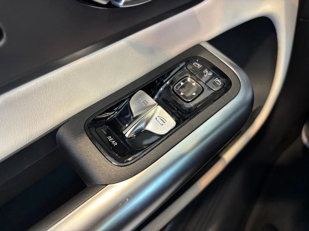 Used 2027 White Mercedes-Benz 220 Hybrid image 29