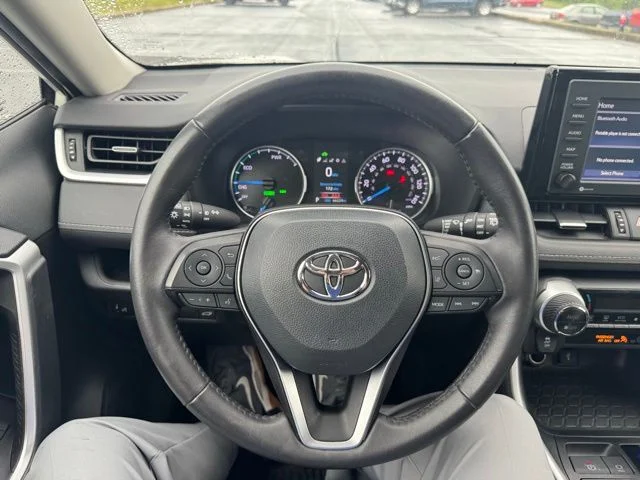 Used 2022 White Toyota XLE Premium image 19