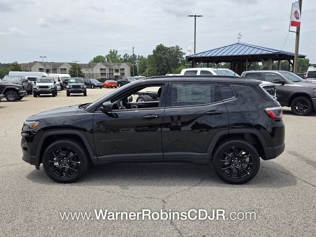 New 2026 Diamond Black Crystal Pearl-Coat Exterior Paint Jeep Latitude image 4