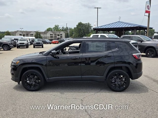 New 2026 Diamond Black Crystal Pearlcoat Jeep Latitude image 4