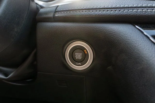 New 2026 Diamond Black Crystal Pearl-Coat Exterior Paint Chrysler Select image 19
