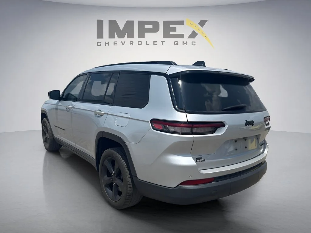 Used 2022  Jeep Limited image 3
