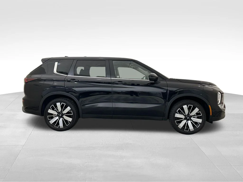 Used 2025 Black Mitsubishi SE image 6