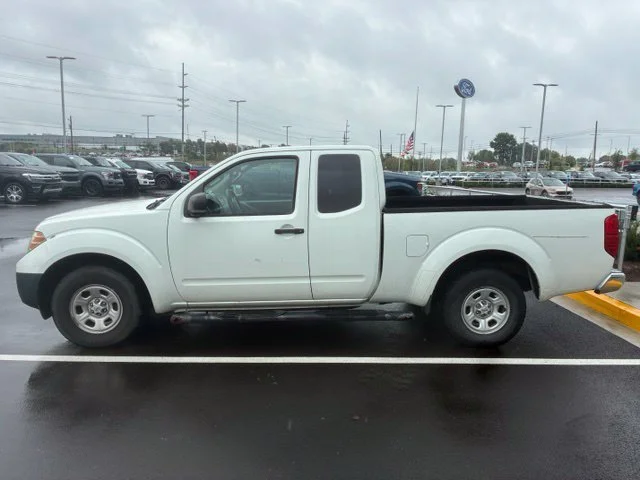 Used 2014 Glacier White Nissan S image 4