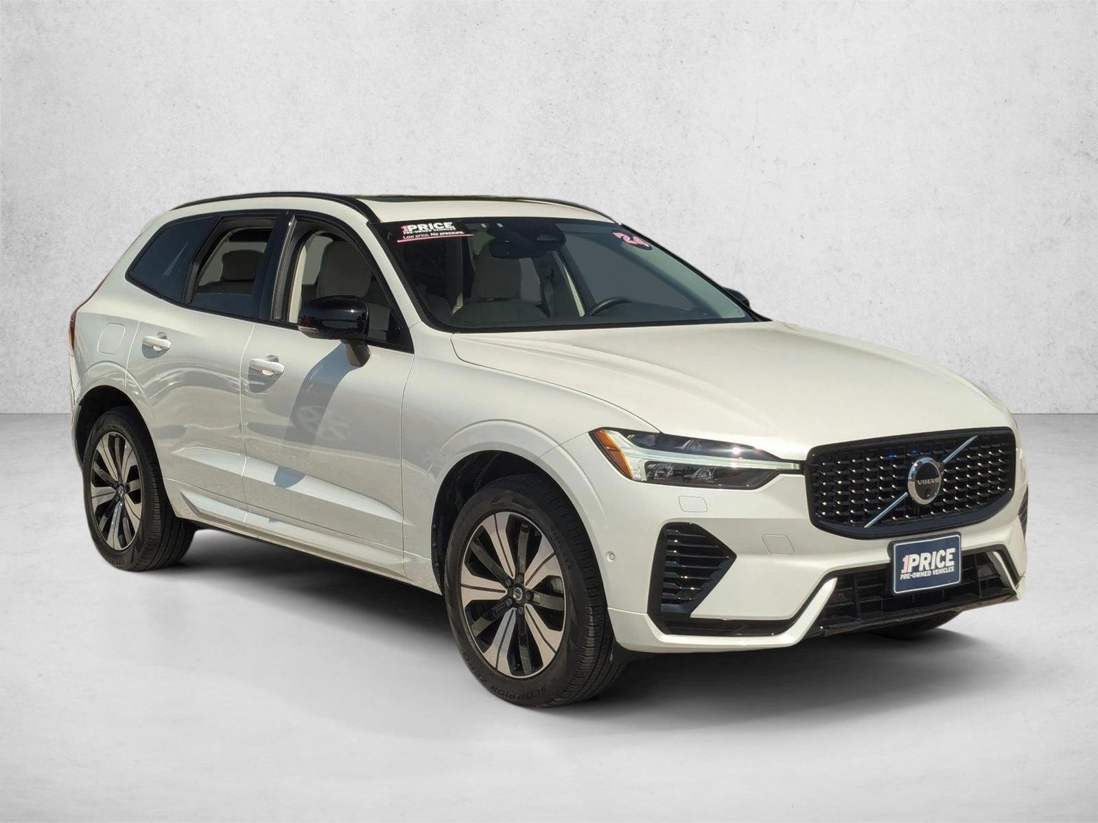 Used 2024 Crystal White Metallic Volvo Plus Dark Theme image 3