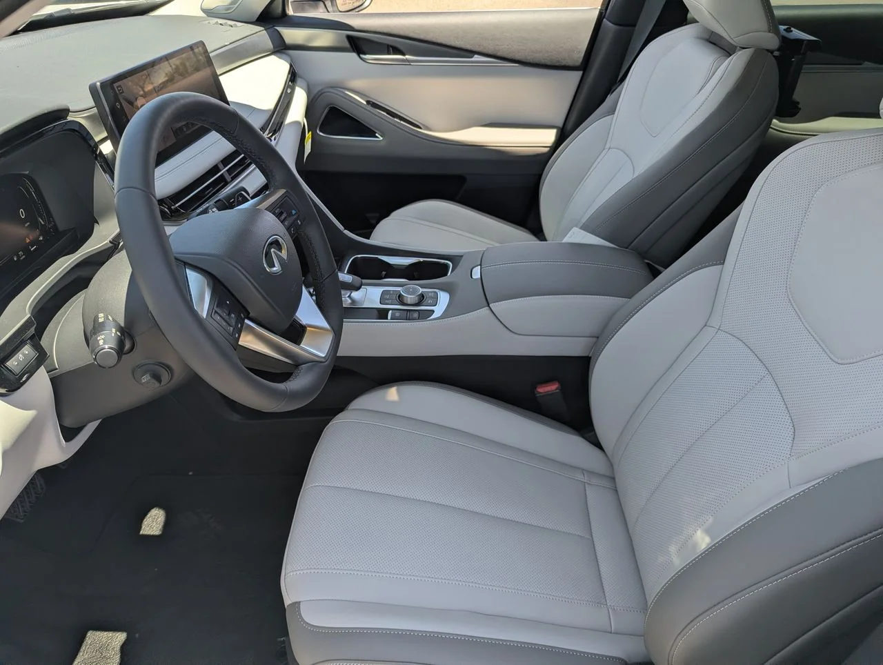 Used 2027 RADIANT WHITE INFINITI Luxe AWD image 12