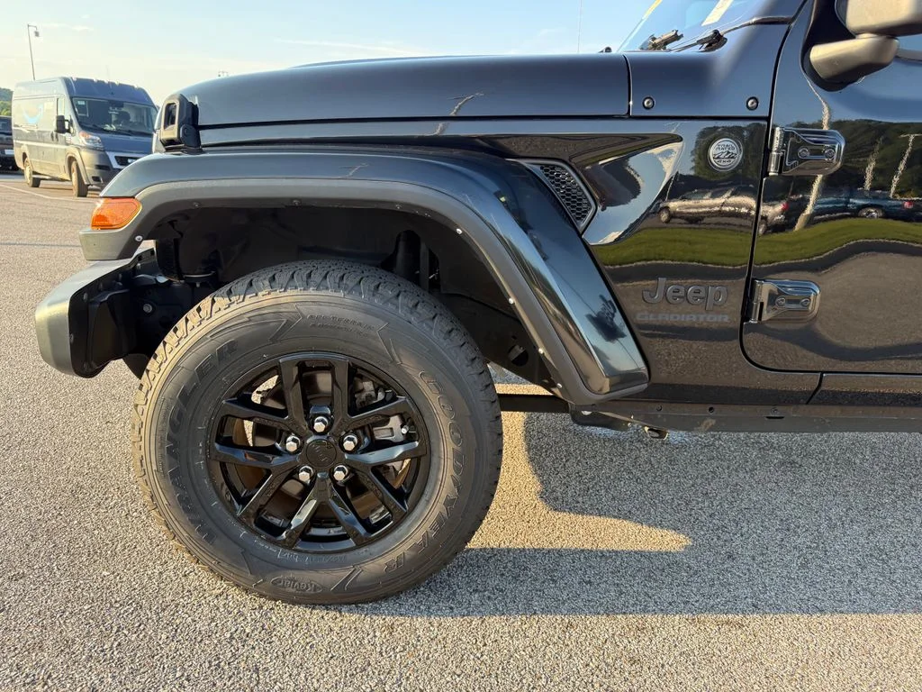 Used 2022 Black Jeep Altitude image 23