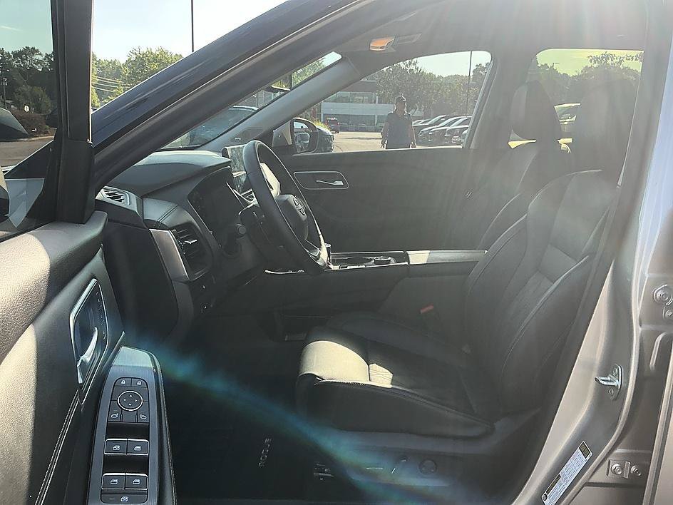 Used 2025 Champagne Silver Metallic Nissan Platinum image 12