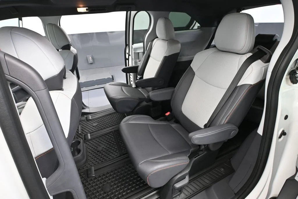 2024 Toyota Sienna XSE - Photo 37