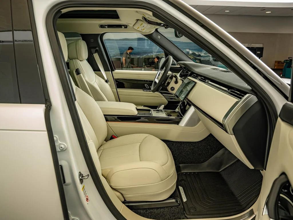 New 2026 Icy White Satin Land Rover SE image 34