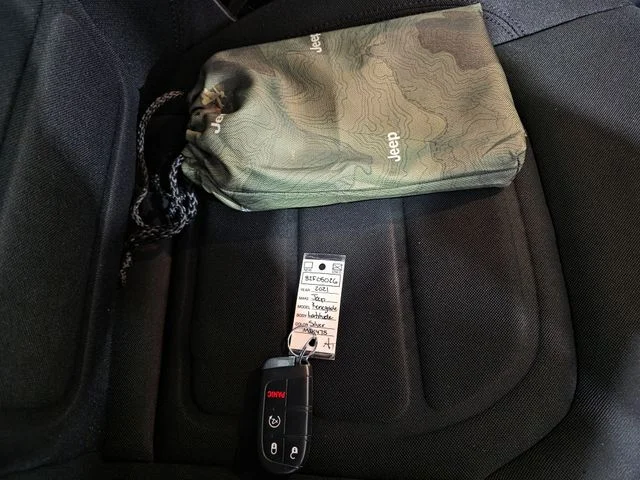 Used 2021 Silver Jeep Latitude image 9