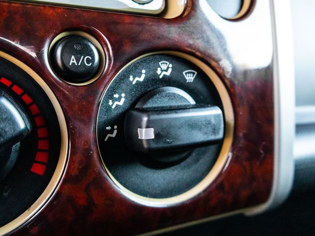 Used 2012  Toyota Base image 40