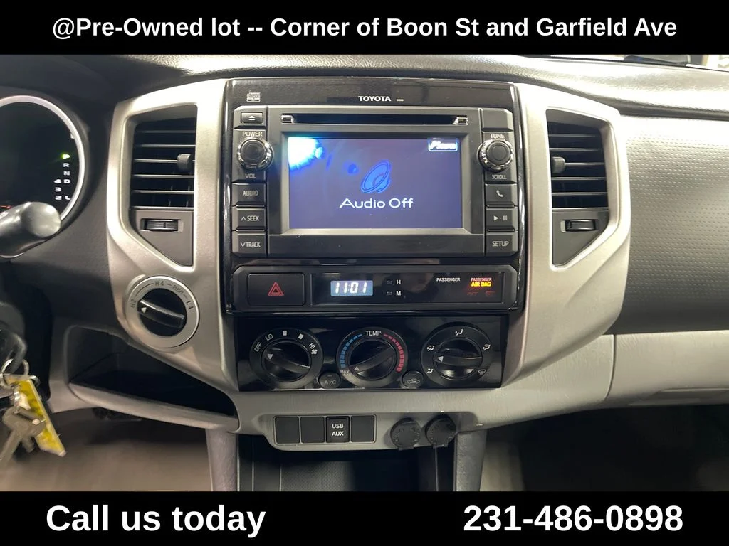 Used 2013 White Toyota Base image 19