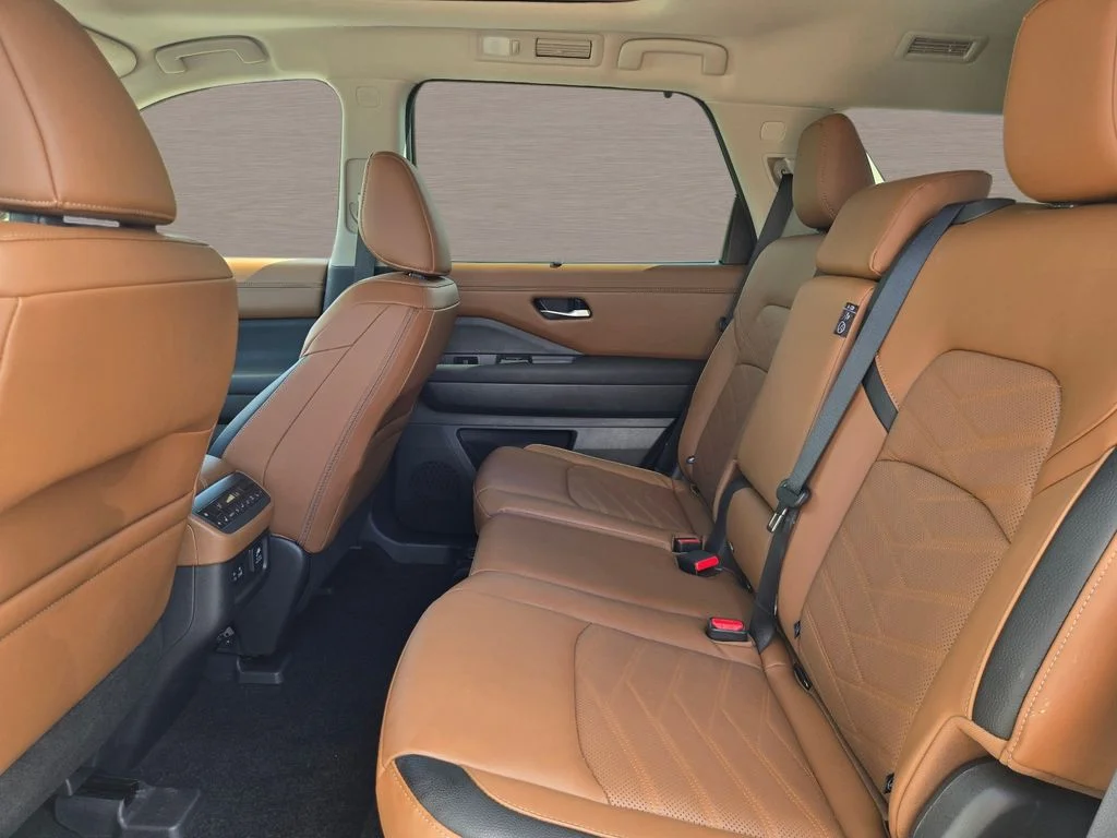 Used 2025 White Nissan Platinum image 14