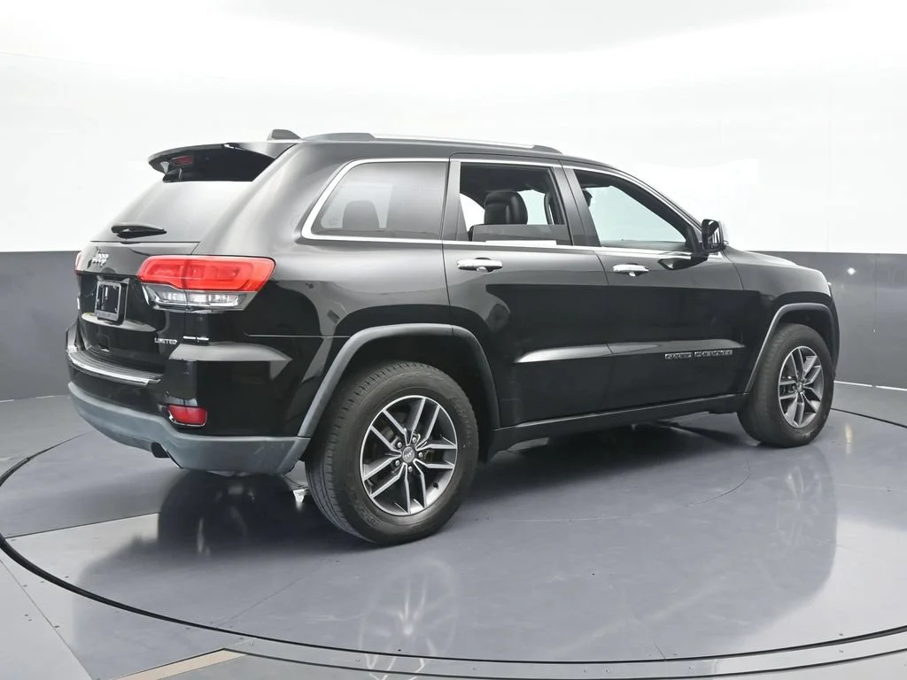 Used 2017 Diamond Black Crystal Pearlcoat Jeep Limited image 6