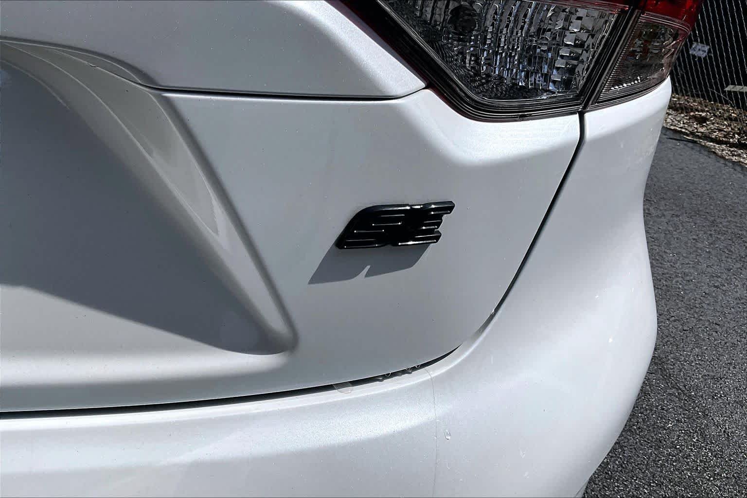 Used 2025 Wind Chill Pearl Toyota SE image 10