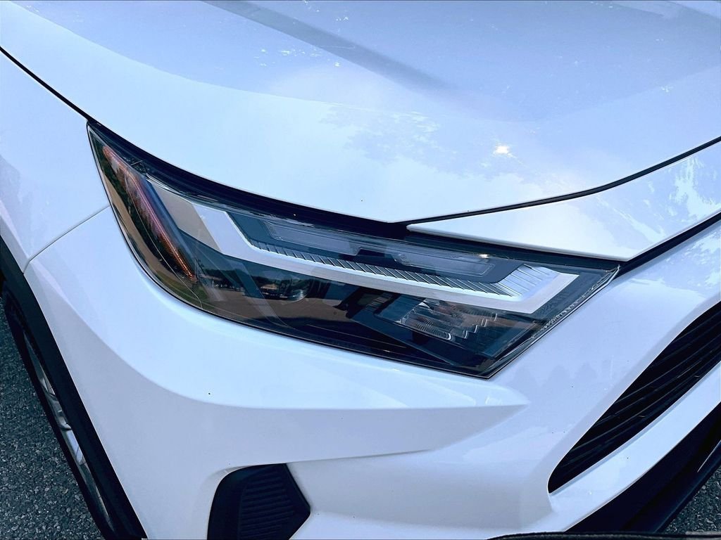 Used 2025 White Toyota XLE image 33