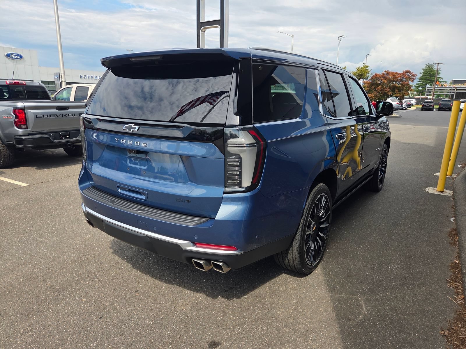 Used 2026 Lakeshore Blue Metallic Chevrolet High Country Deluxe with 24in Wheels - Technology & Entertainment - Super Cruise - Panoramic Sunroof image 5